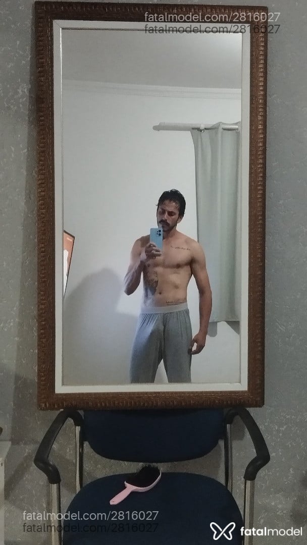 Acompanhante homem com cabelo castanho de olhos castanhos em São Paulo Acompanhante homem com cabelo castanho de olhos castanhos em São Paulo - Dom