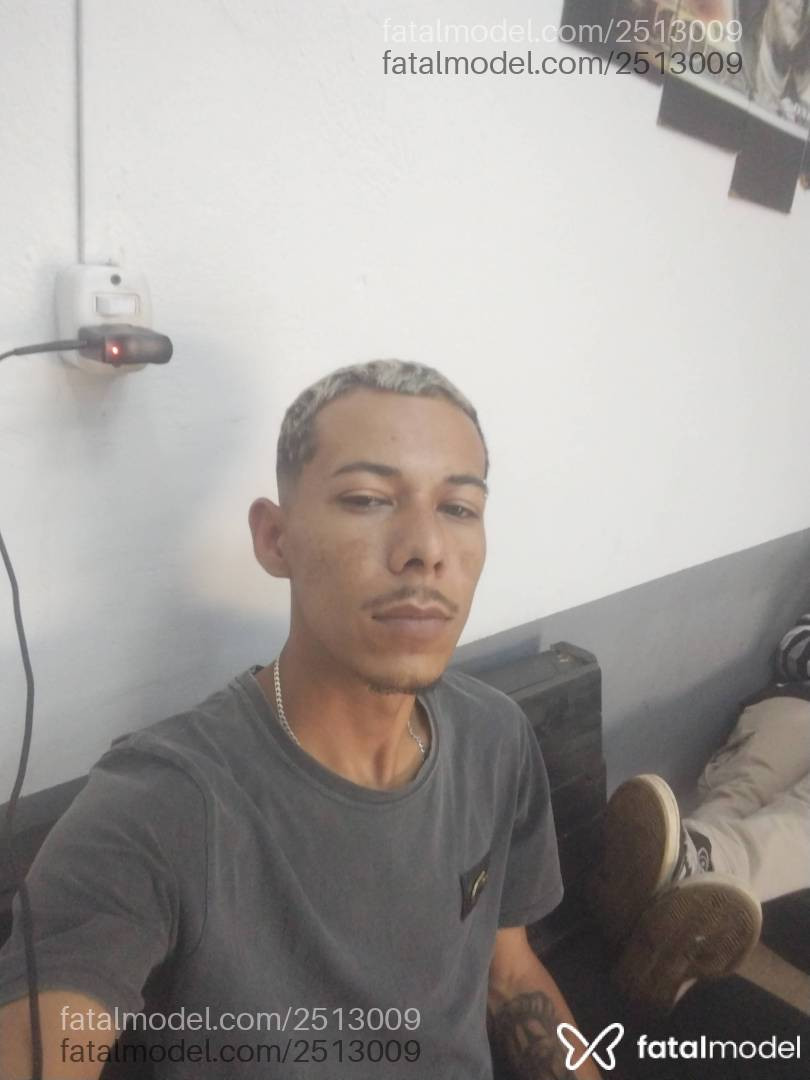 Acompanhante homem com cabelo castanho de olhos castanhos - James Acompanhante homem com cabelo castanho de olhos castanhos - James