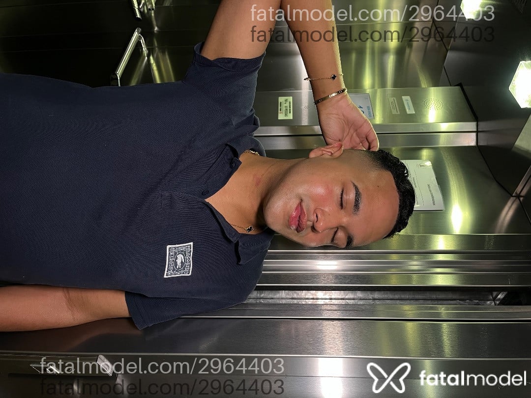 Acompanhante homem com cabelo castanho de olhos pretos - Victor Acompanhante homem com cabelo castanho de olhos pretos - Victor