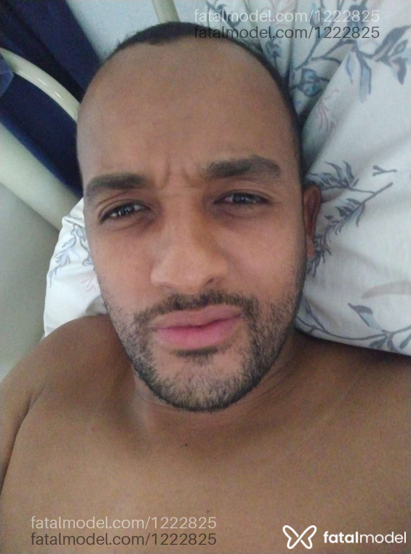 Acompanhante homem com cabelo castanho de olhos castanhos em Virtual Acompanhante homem com cabelo castanho de olhos castanhos em Virtual - Robson