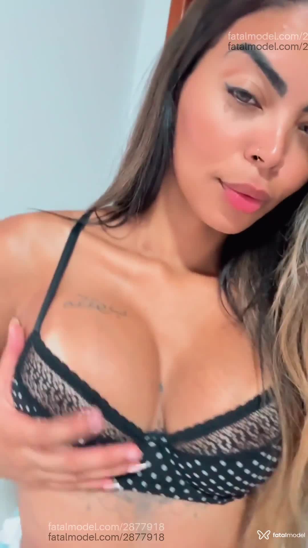 Acompanhante mulher com cabelo castanho de olhos mel em Virtual - Luara