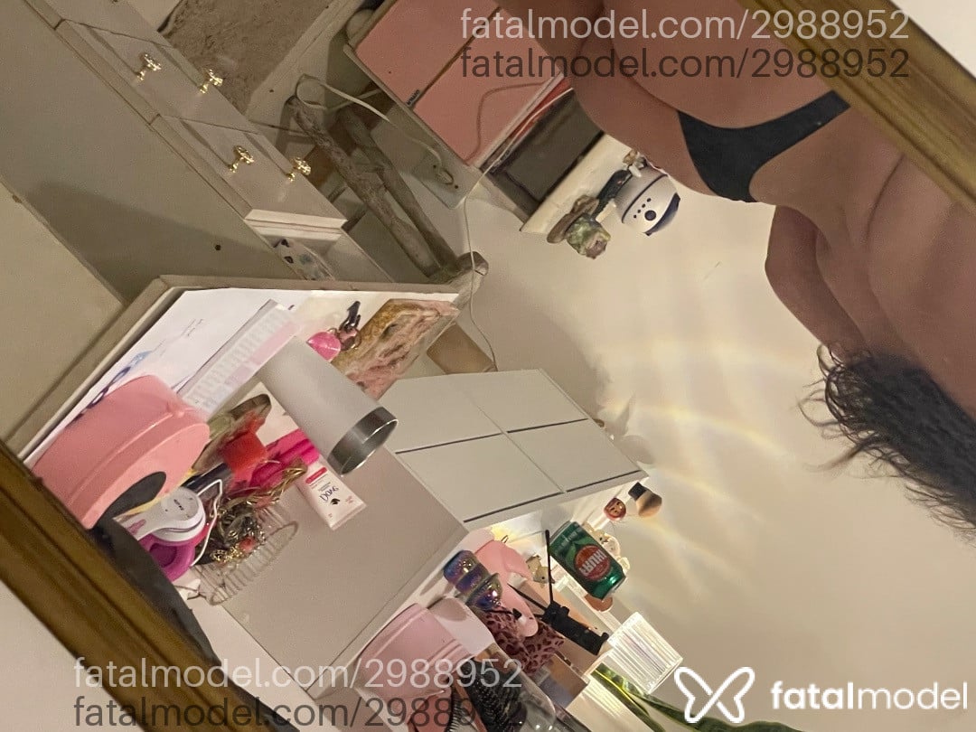 Acompanhante mulher com cabelo castanho de olhos mel em Torres Acompanhante mulher com cabelo castanho de olhos mel em Torres - Eduarda Marzzine