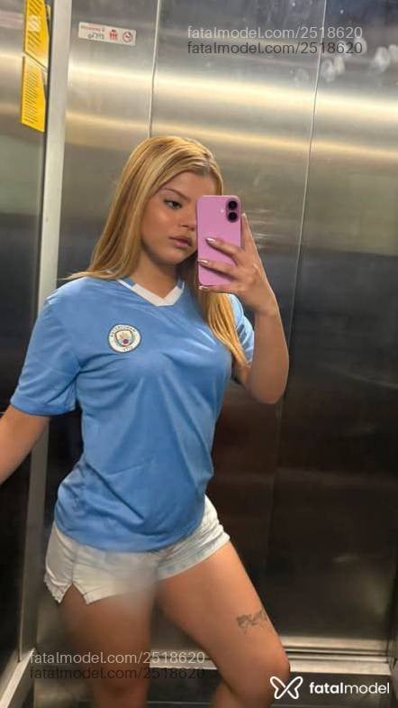 Acompanhante mulher loira (o) de olhos castanhos - Milena