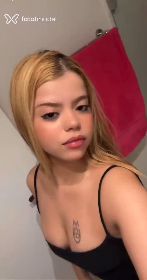 Acompanhante mulher loira (o) de olhos castanhos - Milena