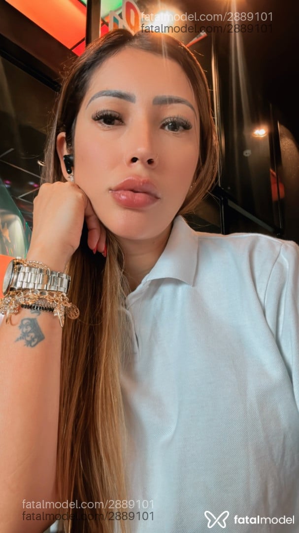 Acompanhante mulher com cabelo castanho de olhos castanhos em São Paulo Acompanhante mulher com cabelo castanho de olhos castanhos em São Paulo - Luna Loretto