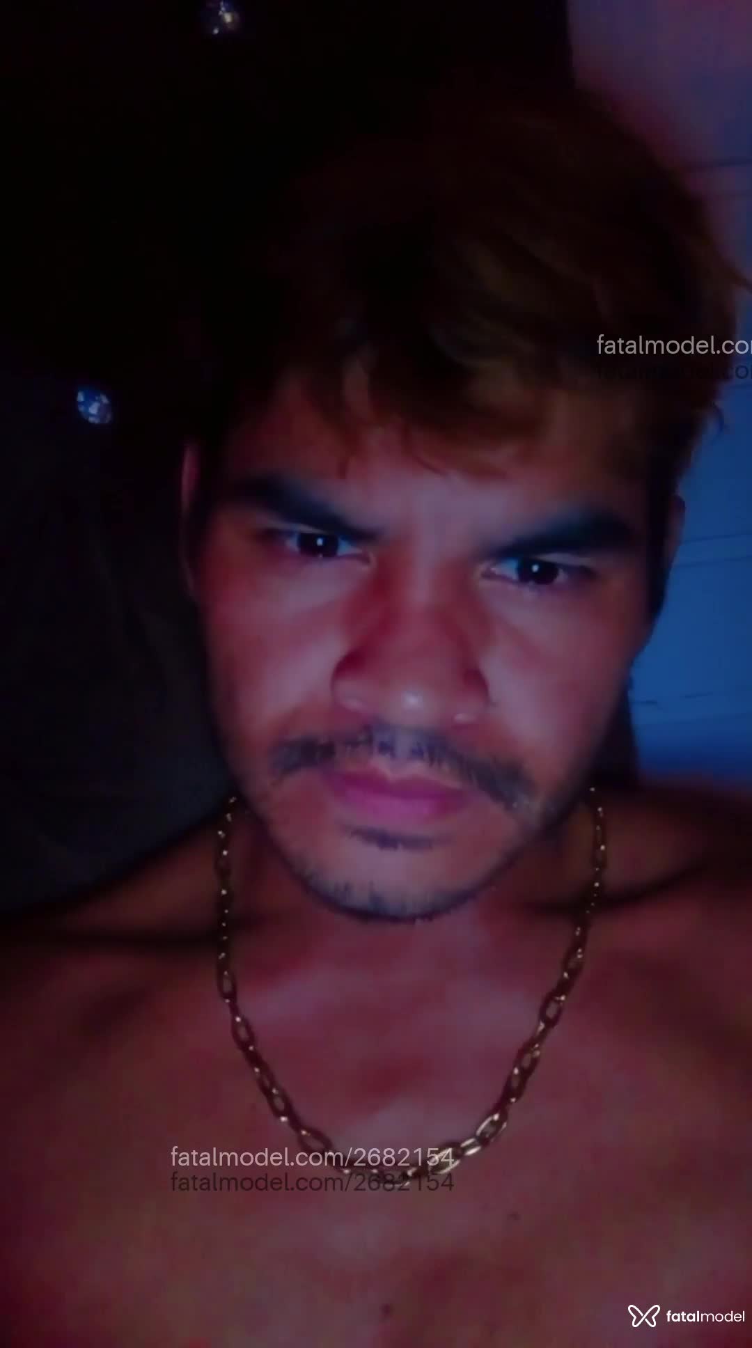 Acompanhante homem com cabelo colorido de olhos castanhos em Farroupilha Acompanhante homem com cabelo colorido de olhos castanhos em Farroupilha - Nason Nick