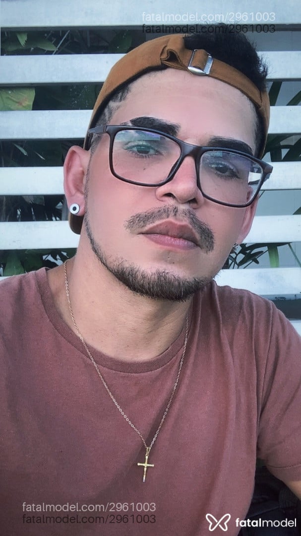 Acompanhante homem com cabelo castanho de olhos castanhos - Arcanjo Acompanhante homem com cabelo castanho de olhos castanhos - Arcanjo