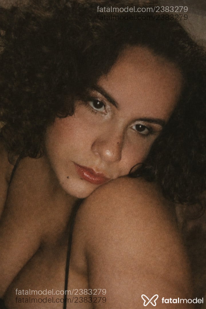 Acompanhante mulher com cabelo castanho de olhos castanhos - Luna Acompanhante mulher com cabelo castanho de olhos castanhos - Luna