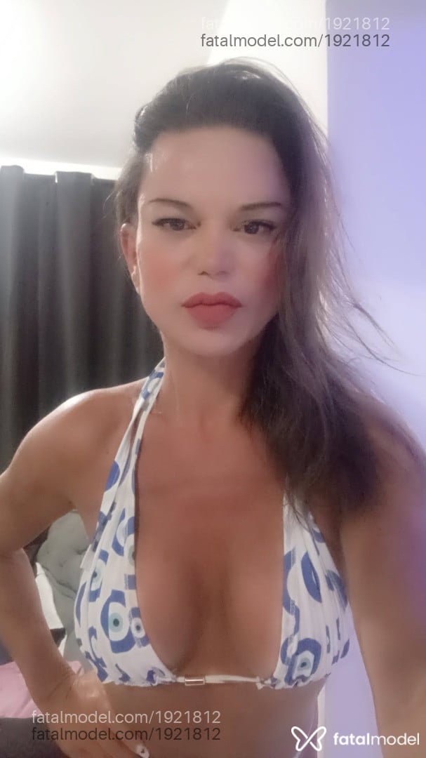 Acompanhante mulher trans com cabelo castanho de olhos castanhos em São Paulo - Robertinha vaz