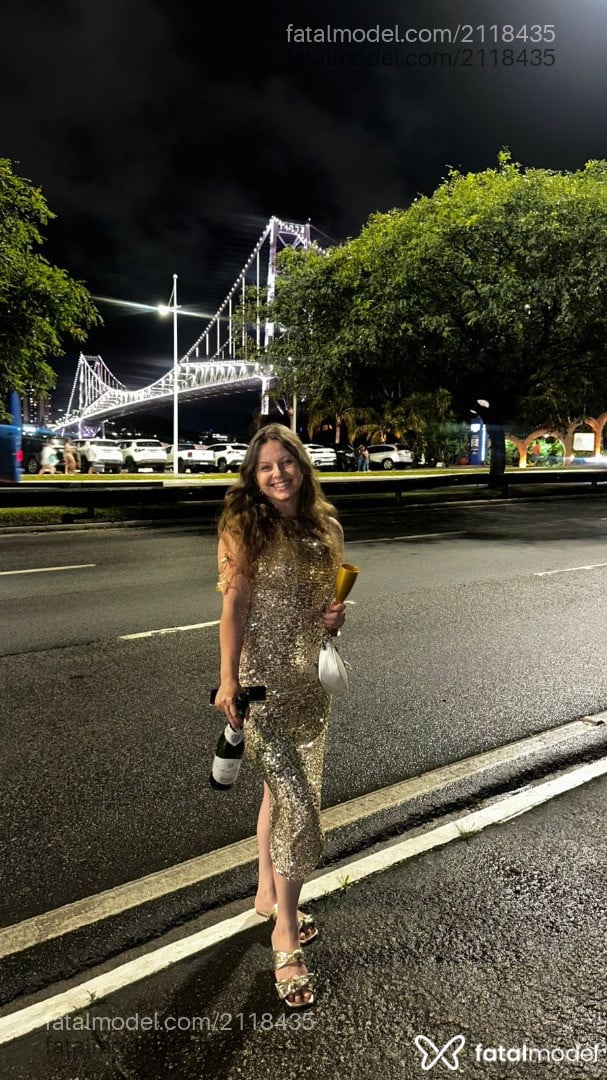 Acompanhante mulher com cabelo castanho de olhos verdes em Florianópolis - Fabiana