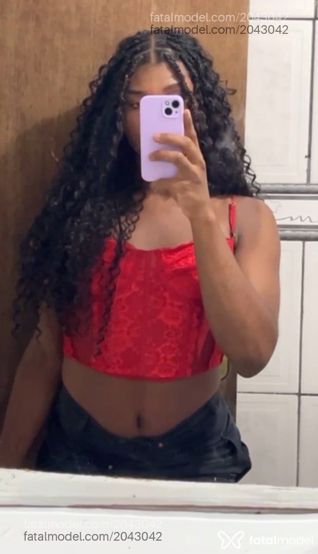 Acompanhante não-binário com cabelo castanho de olhos pretos em Ipatinga Acompanhante não-binário com cabelo castanho de olhos pretos em Ipatinga - Giselle