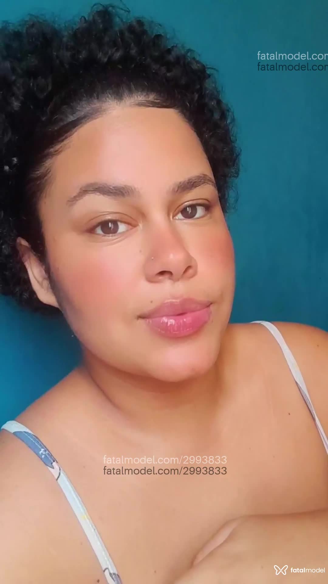 Acompanhante não-binário com cabelo castanho de olhos castanhos em Virtual - Clara