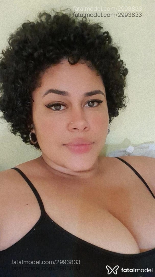 Acompanhante não-binário com cabelo castanho de olhos castanhos em Virtual - Clara