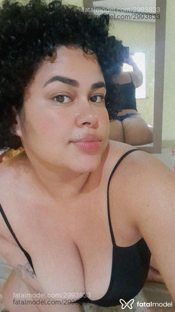 Acompanhante não-binário com cabelo castanho de olhos castanhos em Virtual - Clara