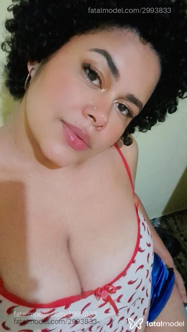 Acompanhante não-binário com cabelo castanho de olhos castanhos em Virtual - Clara