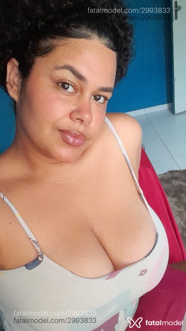 Acompanhante não-binário com cabelo castanho de olhos castanhos em Virtual - Clara