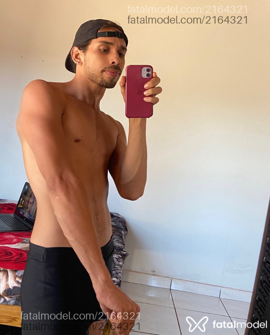 Acompanhante homem com cabelo castanho de olhos castanhos - Ottávio Acompanhante homem com cabelo castanho de olhos castanhos - Ottávio