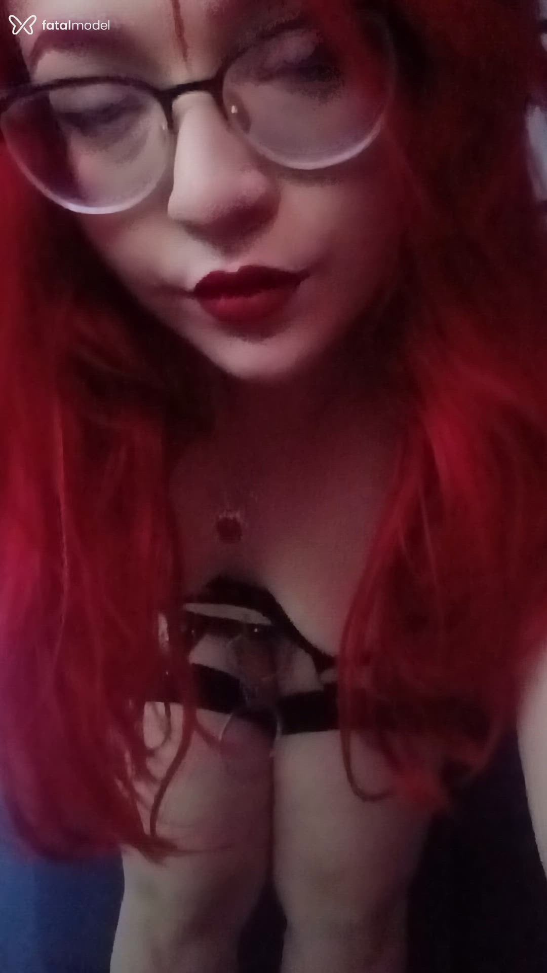 Acompanhante mulher ruiva (o) de olhos cinza - Rainbo***itch