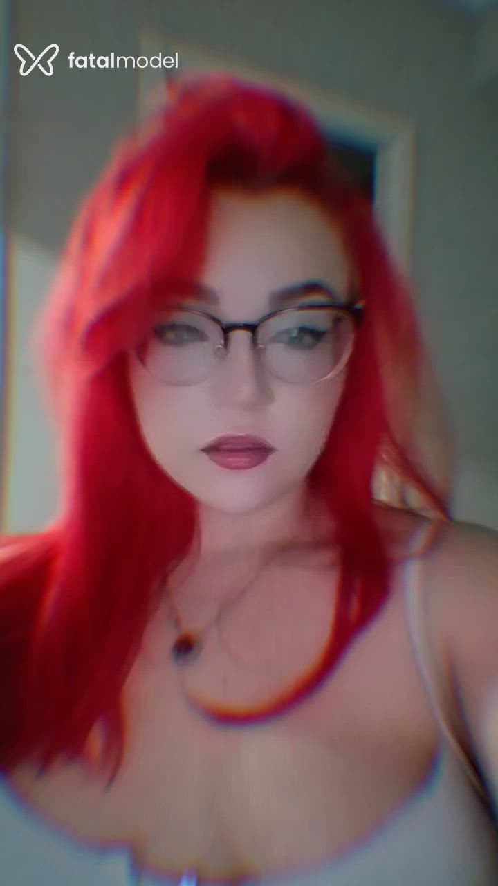 Acompanhante mulher ruiva (o) de olhos cinza - Rainbo***itch