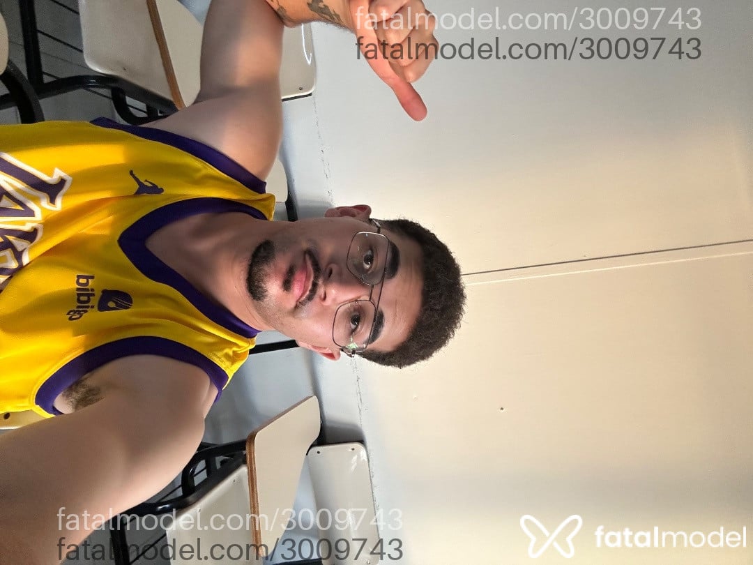 Acompanhante homem com cabelo castanho de olhos castanhos em Jundiaí Acompanhante homem com cabelo castanho de olhos castanhos em Jundiaí - Victor