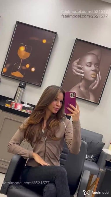 Acompanhante mulher com cabelo castanho de olhos pretos - Ellen