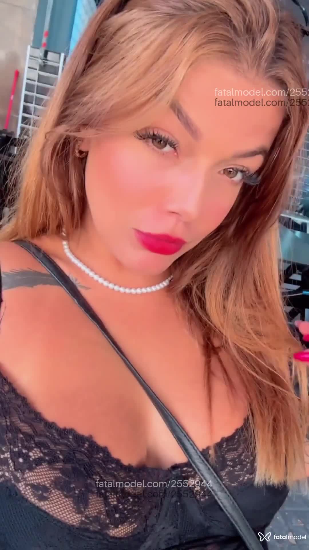 Acompanhante mulher loira (o) de olhos castanhos - Melissa