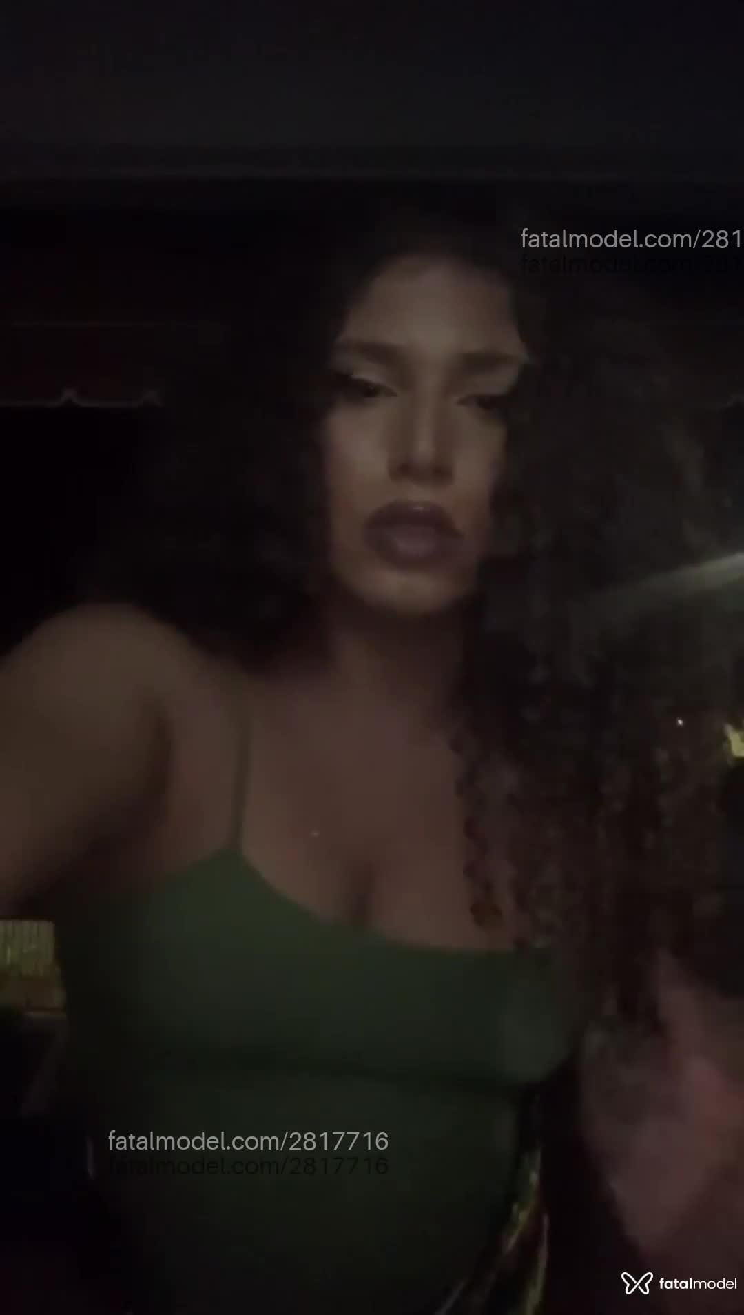 Acompanhante mulher trans com cabelo castanho de olhos castanhos em Curitiba - Vic Sanches
