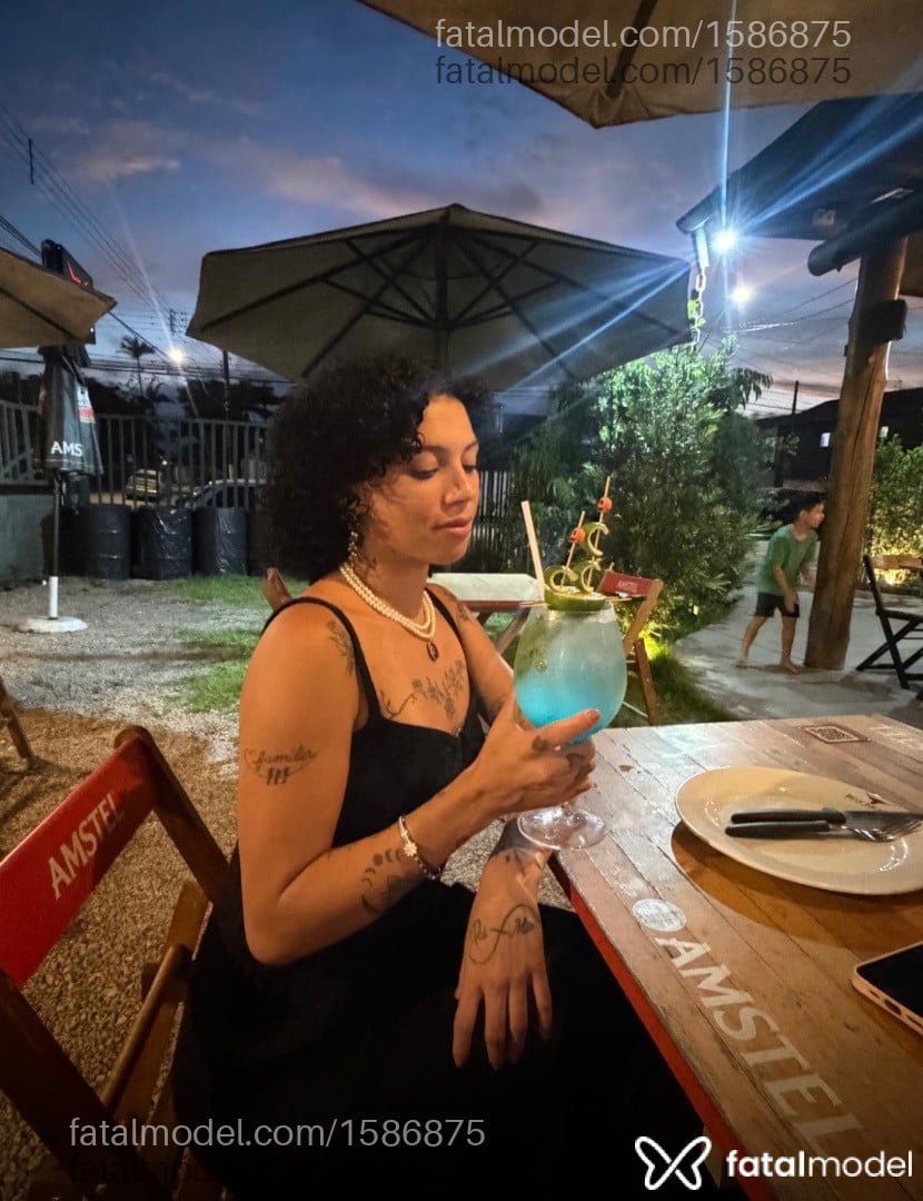 Acompanhante mulher morena (o) de olhos verdes - Emanuelle Vick