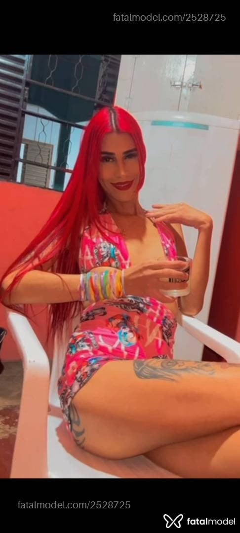 Acompanhante mulher trans ruiva (o) de olhos pretos - Rafaela