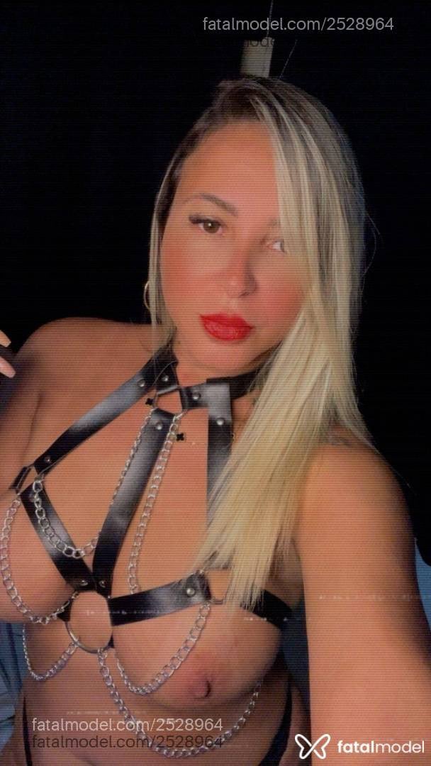 Acompanhante mulher loira (o) de olhos castanhos - Safira