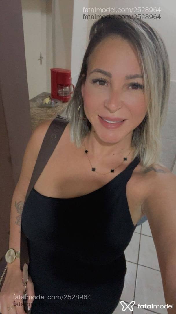 Acompanhante mulher loira (o) de olhos castanhos - Safira
