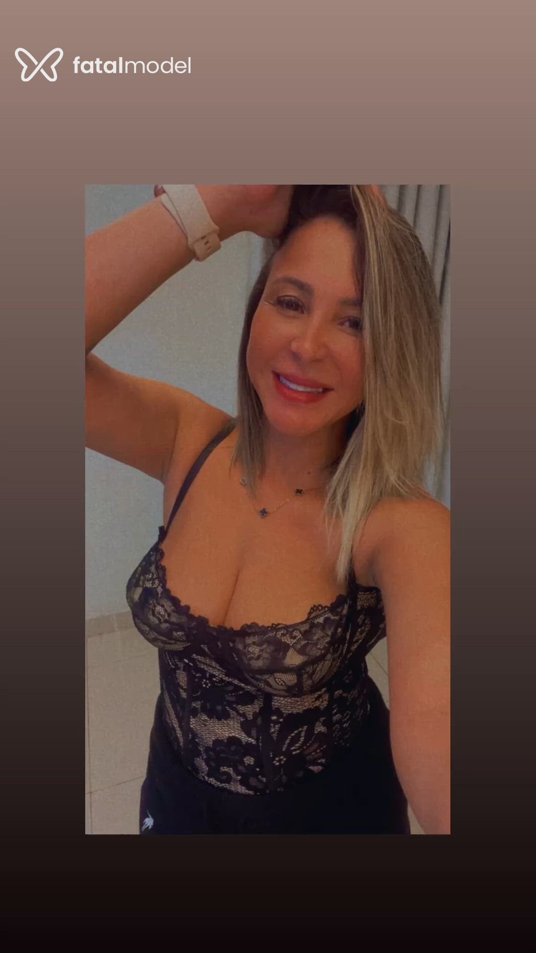 Acompanhante mulher loira (o) de olhos castanhos - Safira