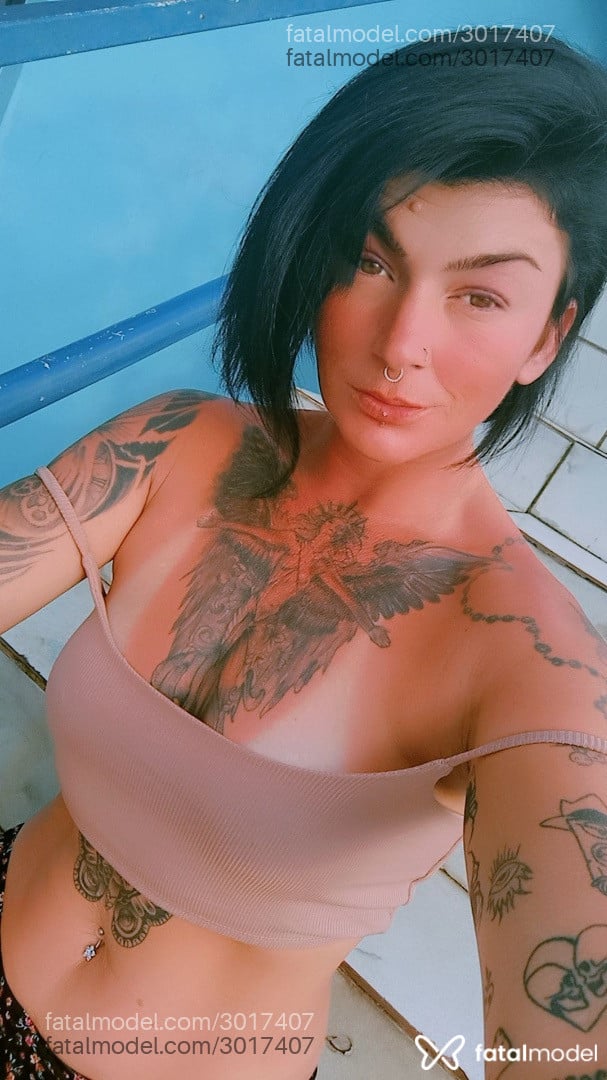 Acompanhante mulher morena (o) de olhos castanhos em Virtual Acompanhante mulher morena (o) de olhos castanhos em Virtual - Nina Fox