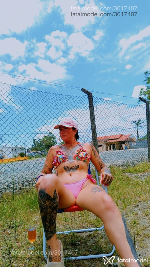 Acompanhante mulher morena (o) de olhos castanhos em Virtual Acompanhante mulher morena (o) de olhos castanhos em Virtual - Nina Fox