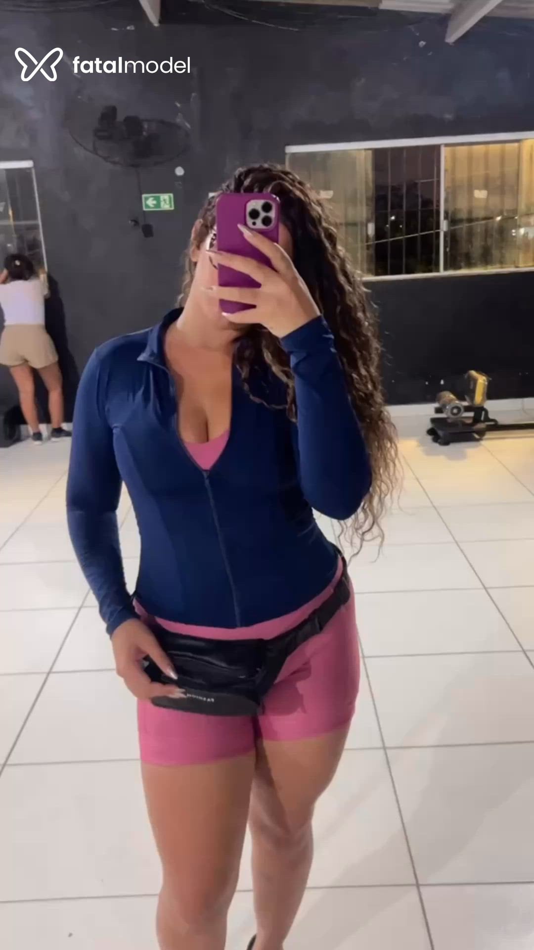Acompanhante mulher com cabelo castanho de olhos castanhos - ísis