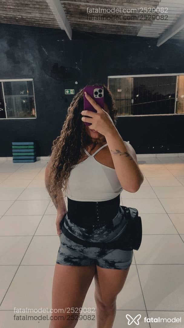 Acompanhante mulher com cabelo castanho de olhos castanhos - ísis