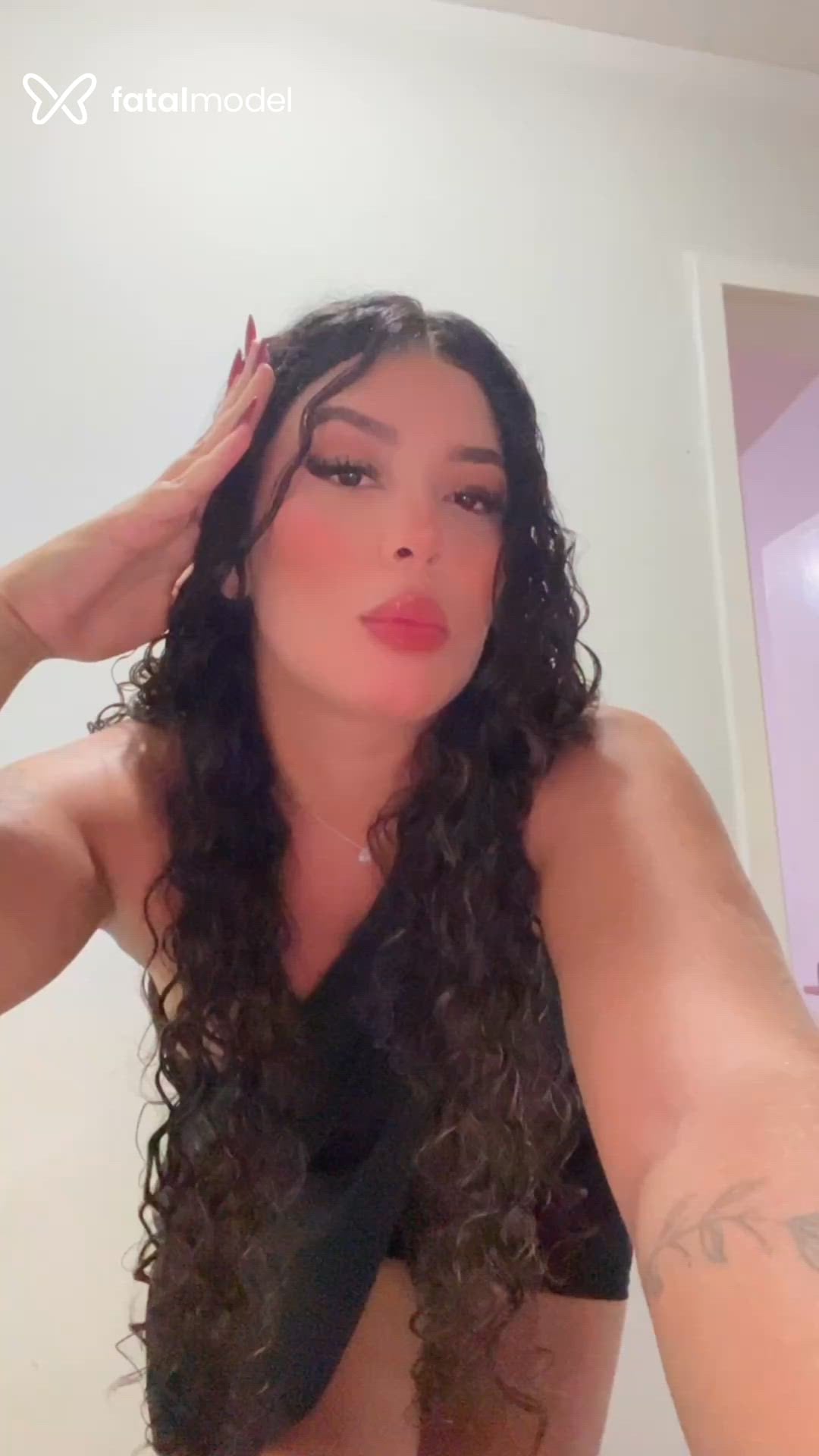 Acompanhante mulher com cabelo castanho de olhos castanhos - ísis