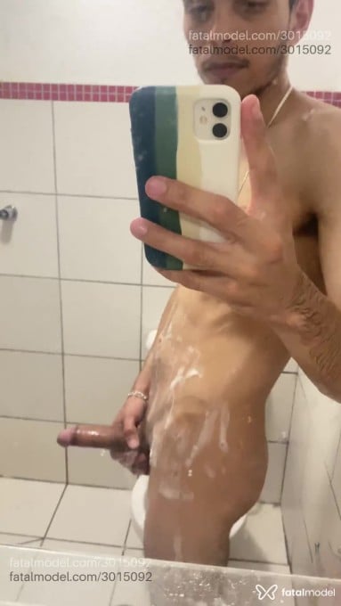 Acompanhante homem com cabelo grisalho de olhos castanhos - Ricardo