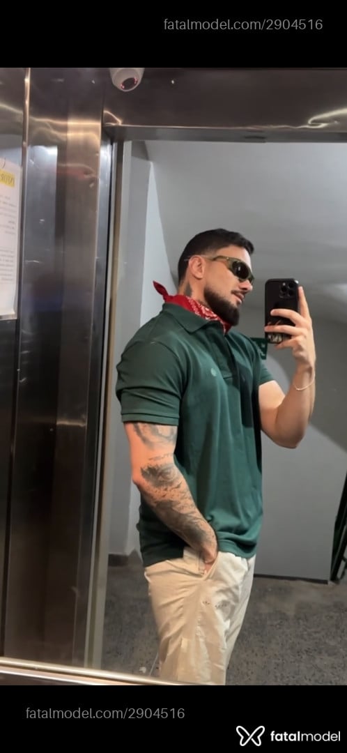 Acompanhante homem com cabelo castanho de olhos mel em São Paulo Acompanhante homem com cabelo castanho de olhos mel em São Paulo - Matheo Guerra