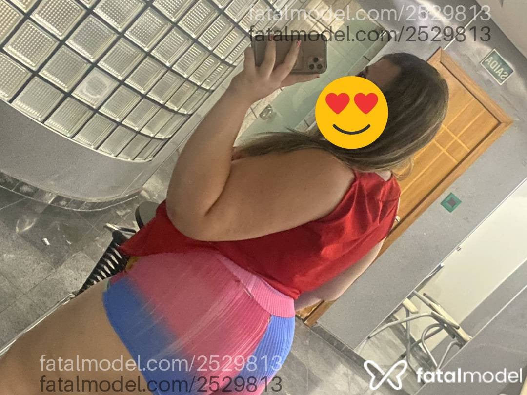 Acompanhante mulher com cabelo colorido de olhos castanhos - Any Lins