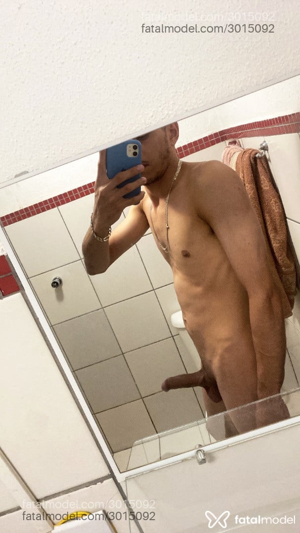 Acompanhante homem com cabelo grisalho de olhos castanhos - Ricardo