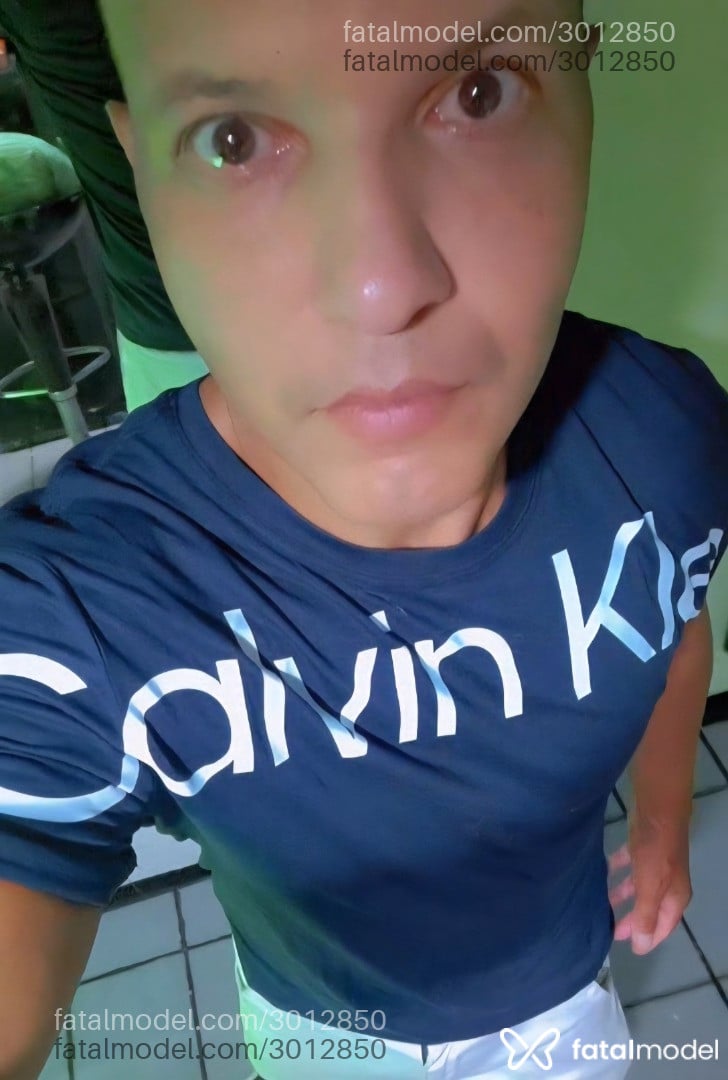 Acompanhante homem sem cabelo de olhos castanhos - Jay Lili Acompanhante homem sem cabelo de olhos castanhos - Jay Lili
