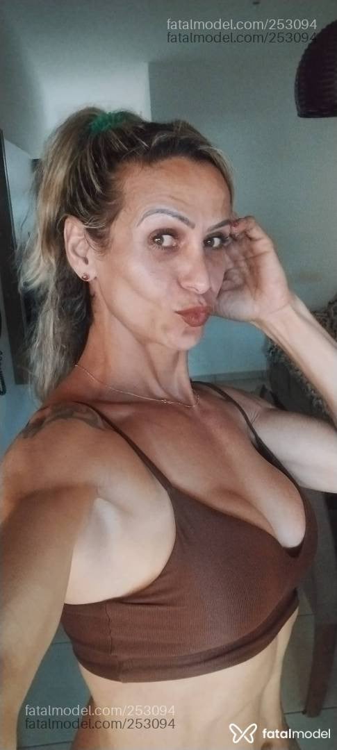 Acompanhante homem trans loira (o) de olhos castanhos - Natasha