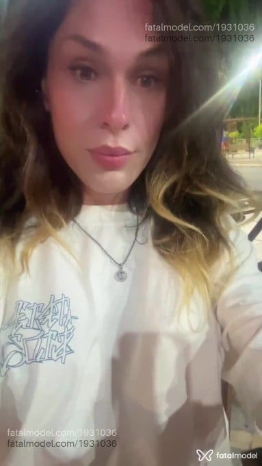 Acompanhante mulher trans com cabelo castanho de olhos verdes em Bombinhas - Tetê Morningstar
