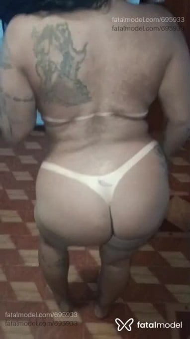 Acompanhante mulher morena (o) de olhos castanhos - Branca Neves Acompanhante mulher morena (o) de olhos castanhos - Branca Neves