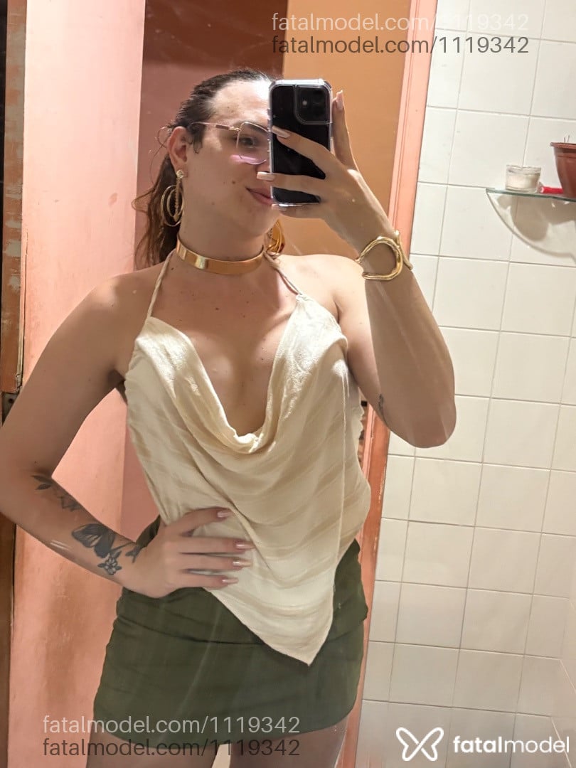 Acompanhante mulher trans com cabelo castanho de olhos castanhos em Vila Velha - Lívia Maria