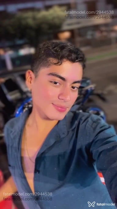 Acompanhante homem com cabelo castanho de olhos pretos em Belém - Ricky