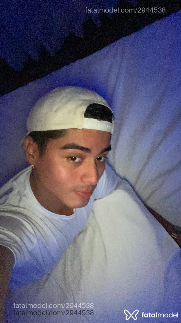 Acompanhante homem com cabelo castanho de olhos pretos em Belém - Ricky