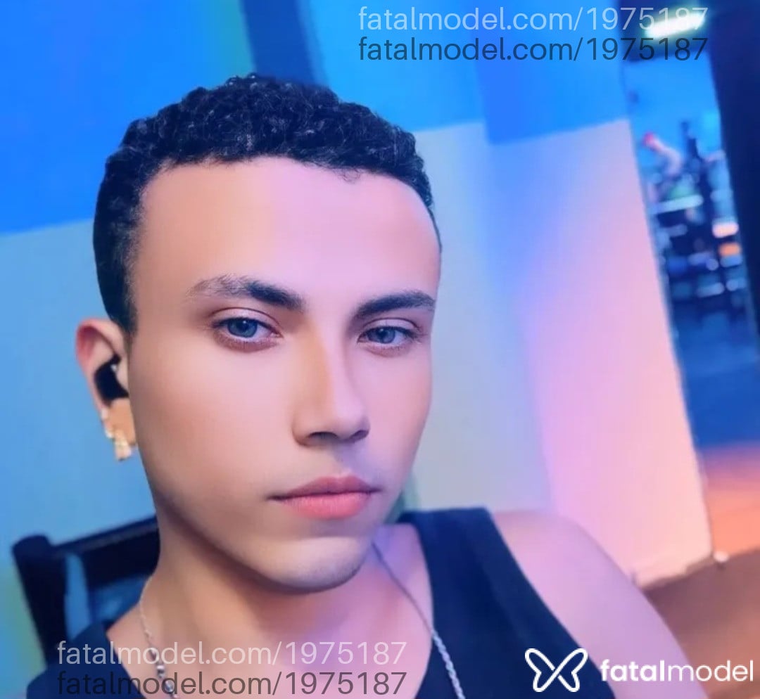 Acompanhante homem com cabelo castanho de olhos castanhos em Curitiba Acompanhante homem com cabelo castanho de olhos castanhos em Curitiba - Rafael Kardeck