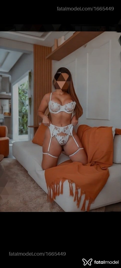 Acompanhante mulher com cabelo castanho de olhos castanhos em Brusque Acompanhante mulher com cabelo castanho de olhos castanhos em Brusque - Estéfani